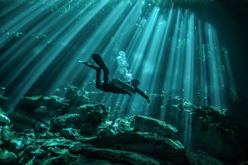 Plongeur dans une cenotes