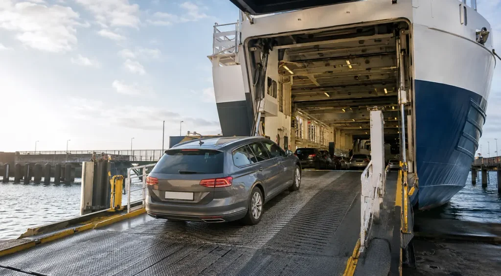 Voiture embarquant à bord d’un ferry